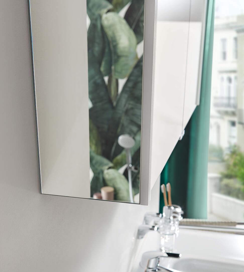 Detailaufnahme des Cara-Spiegelschranks mit seitlicher Verspiegelung, modernes Badezimmerdesign