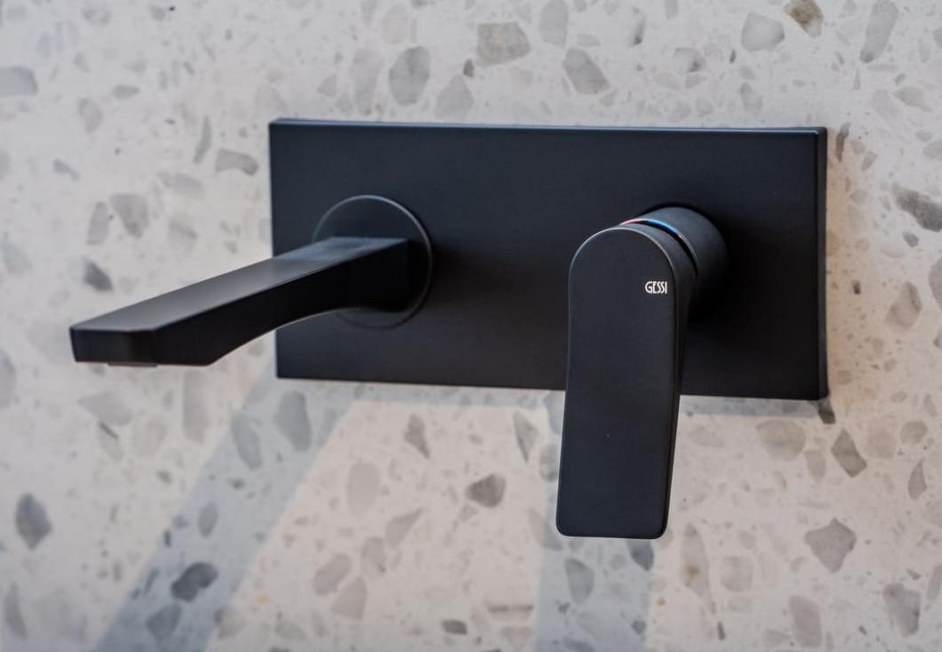 Schwarze, matte Wandarmatur von Gessi für ein modernes Badezimmerdesign.