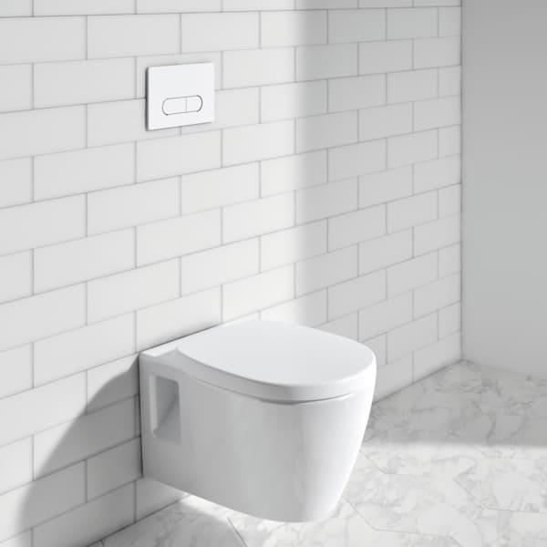 Modernes wandhängendes WC vor einer hell gefliesten Badezimmerwand und einem Boden in Marmoroptik.