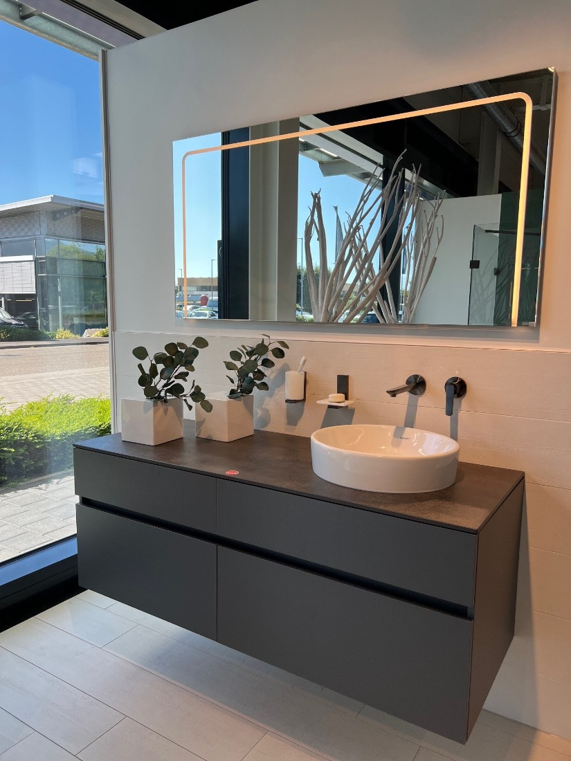 Bild von Koje 3 - brushed black chrome