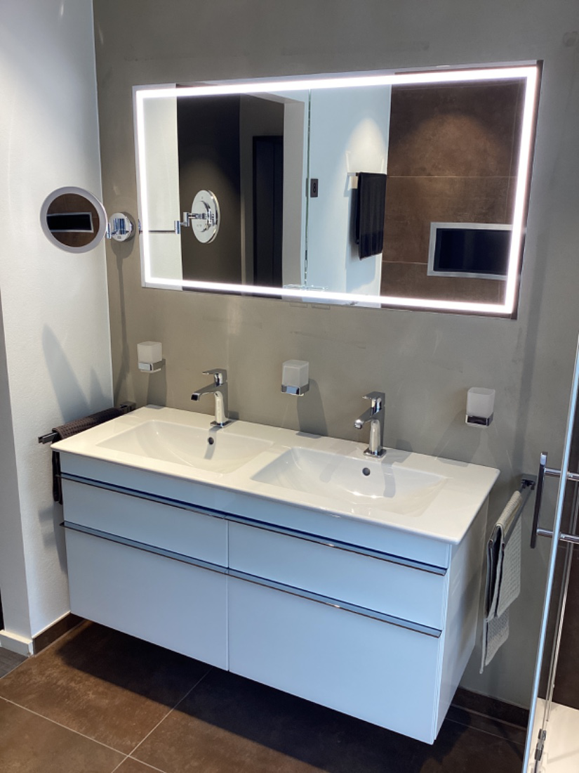 Bild von Koje 8 Badezimmer mit Keramik-Doppel-Waschplatz