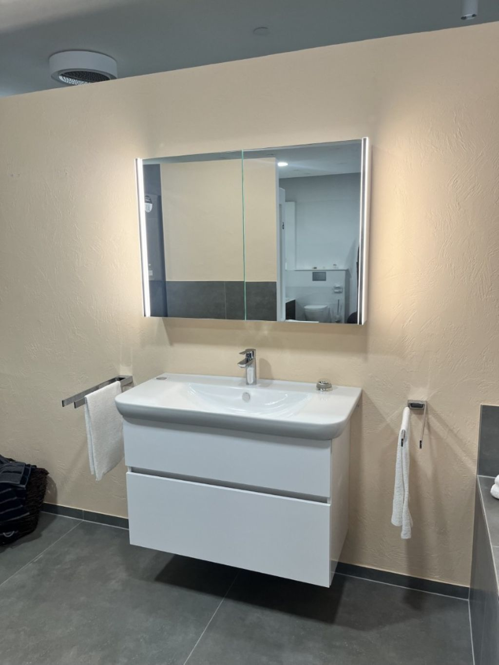 Bild von Koje 37 "Modern Floral"